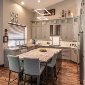 Kitchen island design with modern pendant and seating